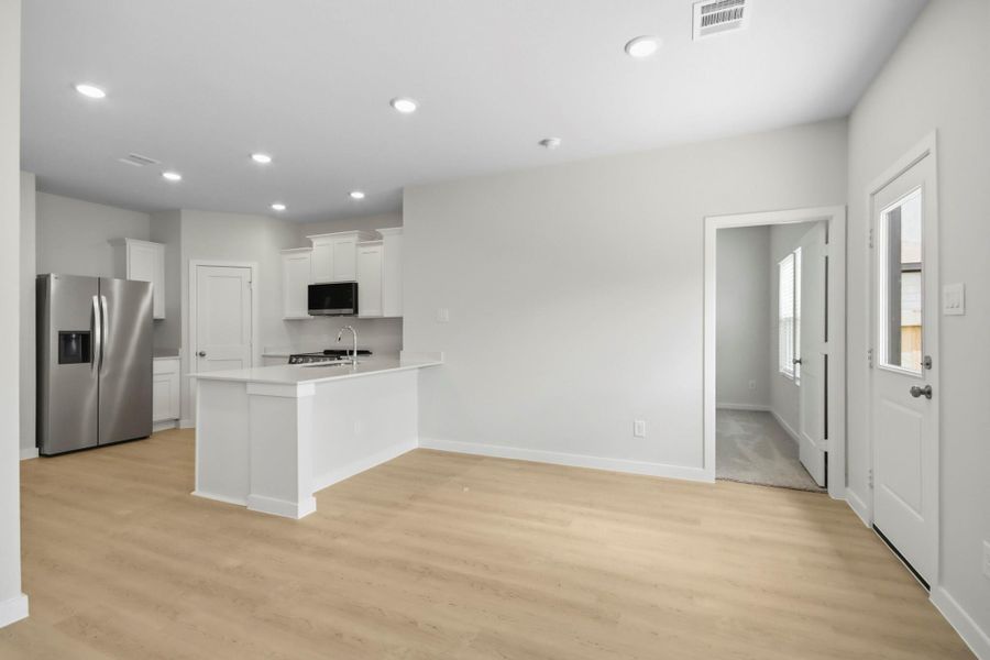 Spacious, unfurnished interior of a new home in Crockett Meadows, Conroe (Image 12).