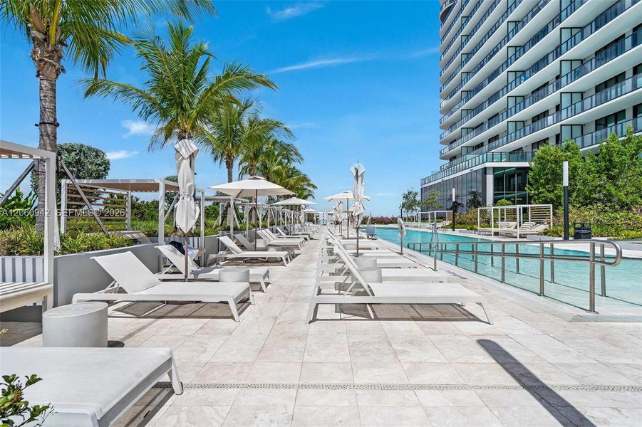 Condo located in Miami Beach, FL showcasing its design and architecture (Image 34).