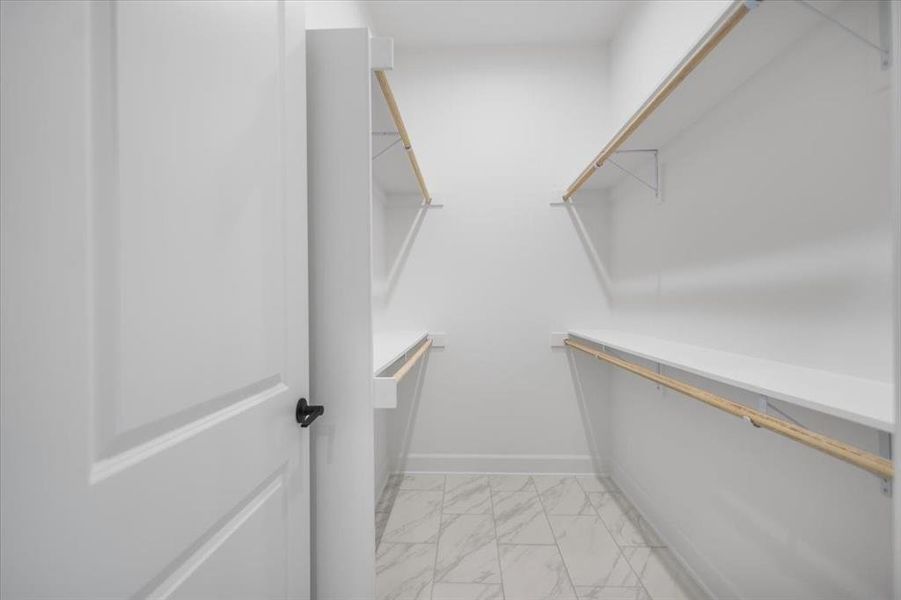 Spacious, unfurnished interior of a new home in , Mineola (Image 33).