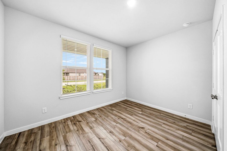 Spacious, unfurnished interior of a new home in Country Creek, Mont Belvieu (Image 18).