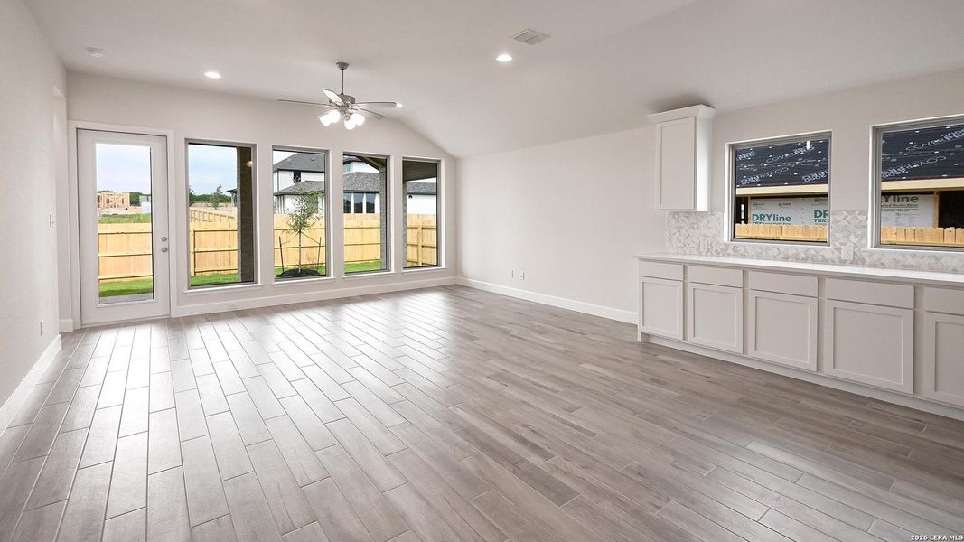 Spacious, unfurnished interior of a new home in The Parklands, Schertz (Image 20).