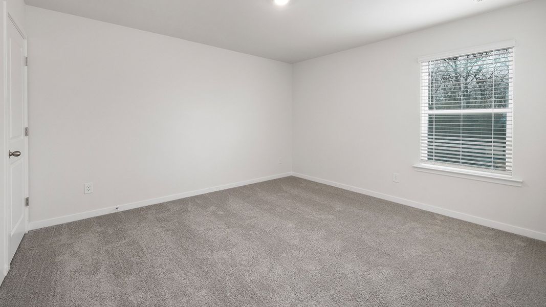 Spacious, unfurnished interior of a new home in Rydele Heights, Asheville (Image 17).