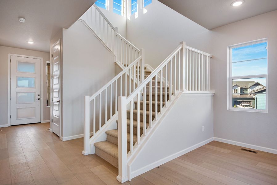 Spacious, unfurnished interior of a new home in Sterling Ranch, Littleton (Image 11).