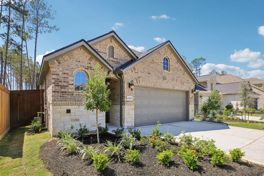 Front exterior of a new home in Evergreen 40', Conroe, TX, highlighting curb appeal (Image 18).