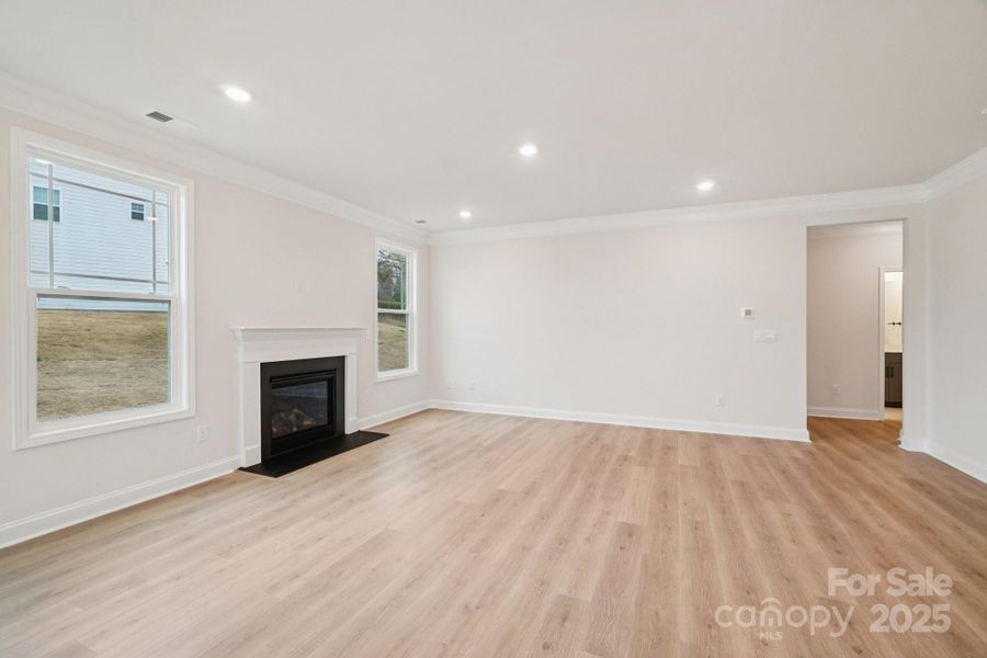 Spacious, unfurnished interior of a new home in Sylvan Creek, Denver (Image 33).