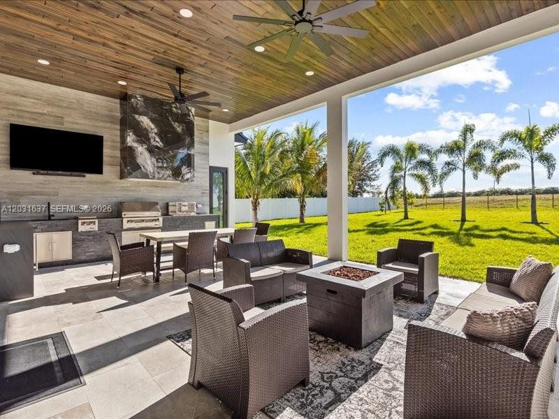 Exterior details and patio area of a home in , Port St. Lucie (Image 4).