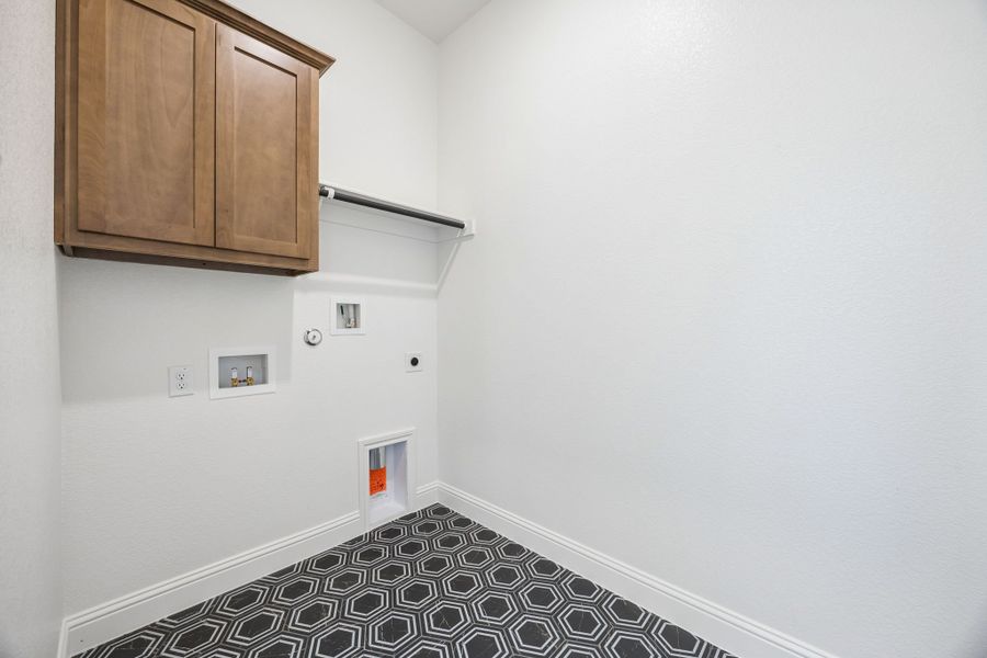 Spacious, unfurnished interior of a new home in Country Lakes, Denton (Image 28).