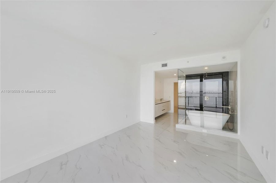 Spacious, unfurnished interior of a new home in , Miami (Image 25).