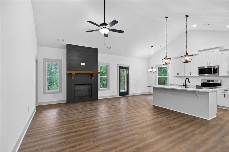 Spacious, unfurnished interior of a new home in , Silver Creek (Image 19).