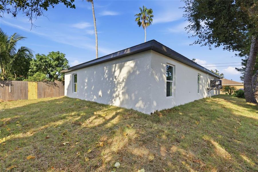 Exterior details and patio area of a home in , Palmetto (Image 14).