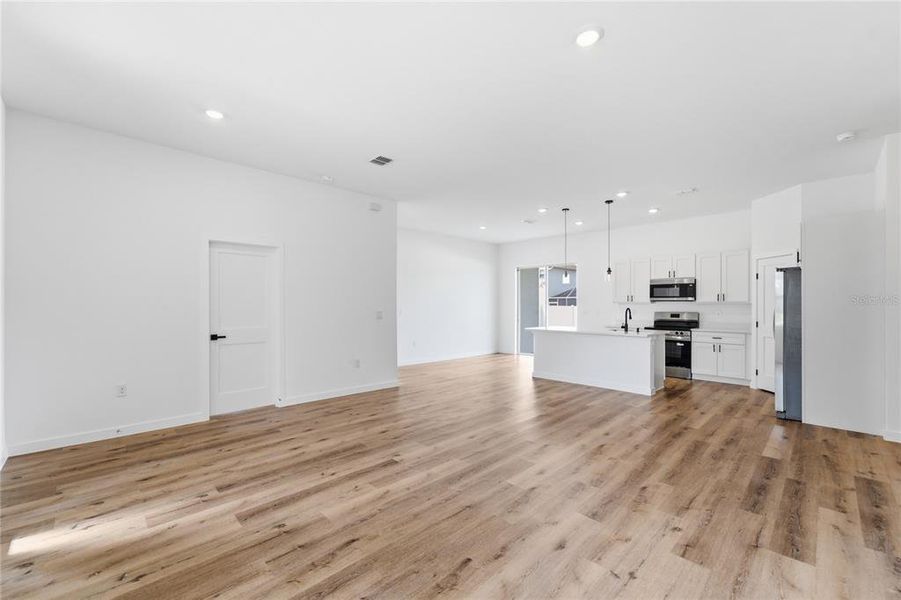 Spacious, unfurnished interior of a new home in , Ocala (Image 18).