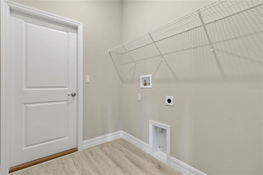 Spacious, unfurnished interior of a new home in , Leesburg (Image 22).