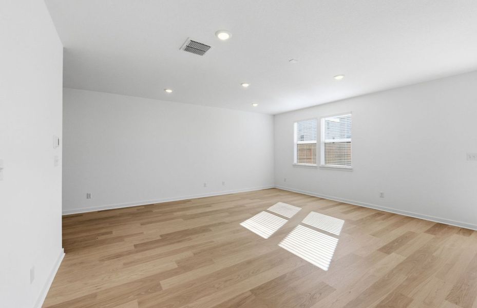 Spacious, unfurnished interior of a new home in Sunfield, Buda (Image 37).