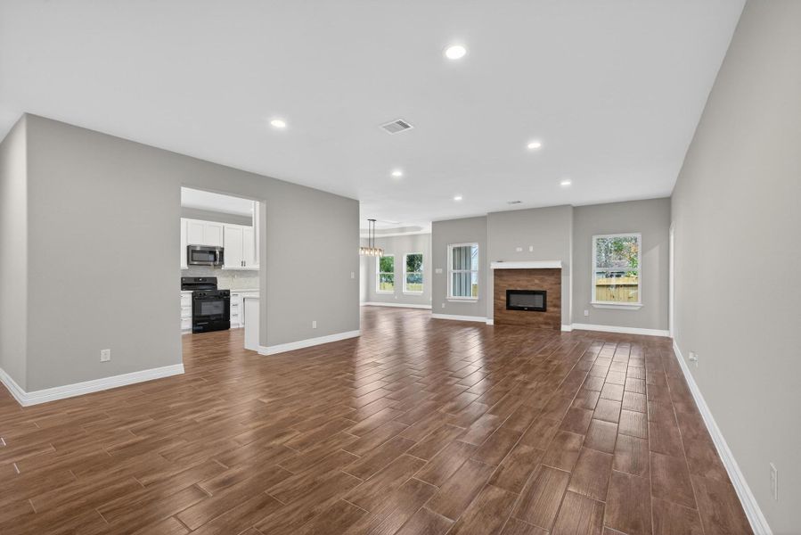 Spacious, unfurnished interior of a new home in , Willis (Image 19).