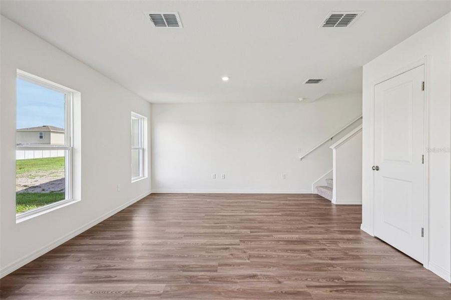 Spacious, unfurnished interior of a new home in Eagle Hammock, Eagle Lake (Image 13).