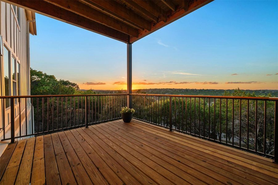 This balcony also provides epic hill country and Lake Travis vistas.