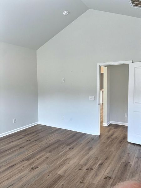 Spacious, unfurnished interior of a new home in Six Oaks, Summerville (Image 10).