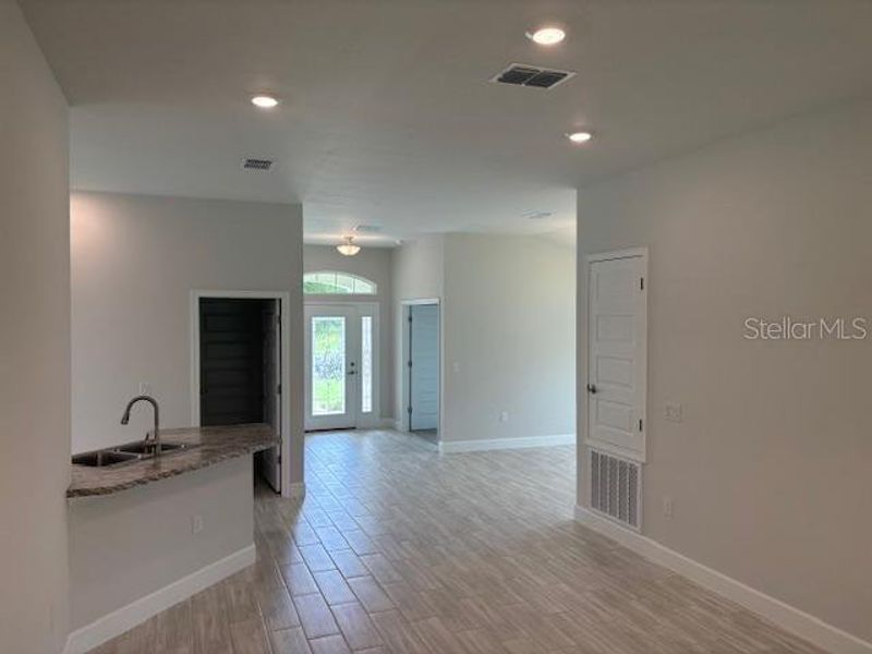 Spacious, unfurnished interior of a new home in Juliette Falls, Dunnellon (Image 8).