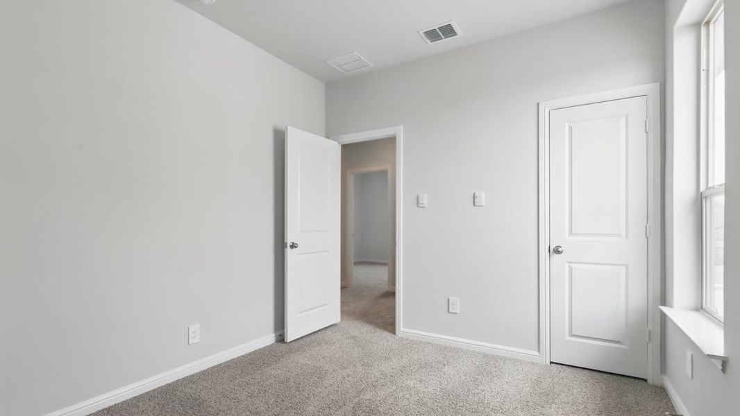 Spacious, unfurnished interior of a new home in The Canyons, Keene (Image 31).