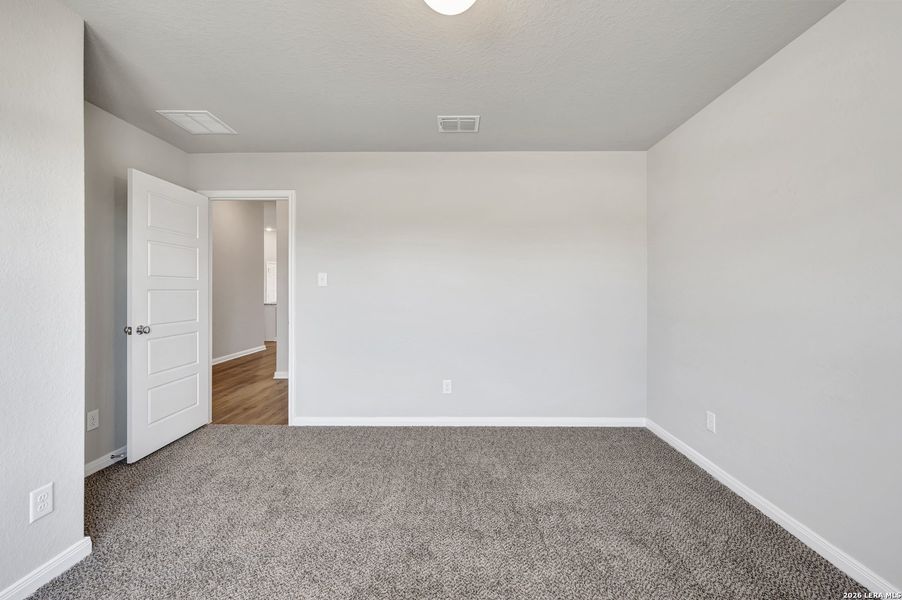 Spacious, unfurnished interior of a new home in Greenspoint Heights, Seguin (Image 31).
