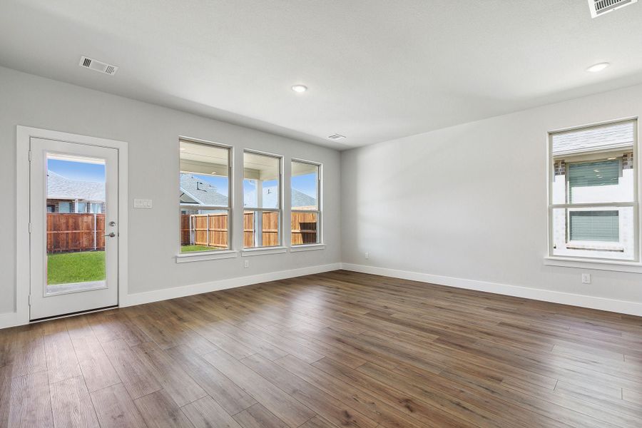 Spacious, unfurnished interior of a new home in Dove Hollow, Waxahachie (Image 14). Spacious, unfurnished interior of a new home in Dove Hollow, Waxahachie (Image 14).