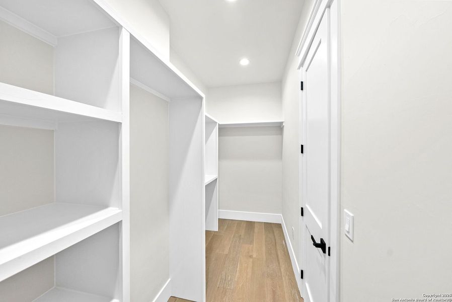 Spacious, unfurnished interior of a new home in , Bandera (Image 26).