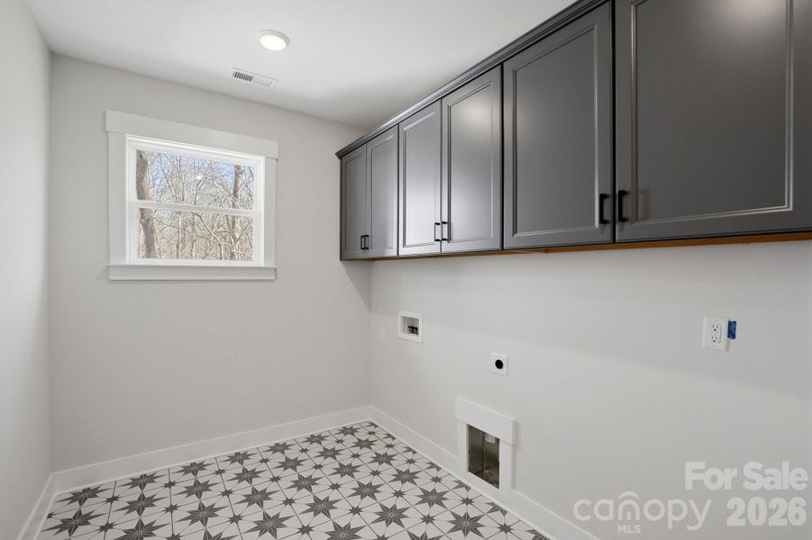 Spacious, unfurnished interior of a new home in Rone Creek, Waxhaw (Image 25).