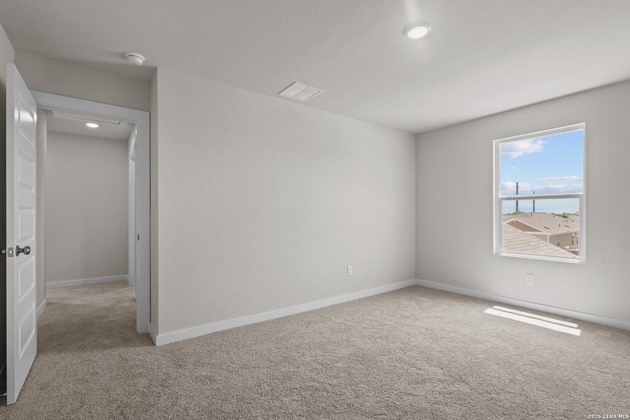 Spacious, unfurnished interior of a new home in Spring Creek, San Antonio (Image 34).