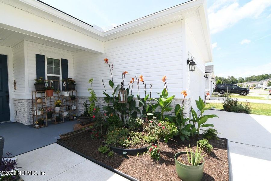 Exterior details and patio area of a home in Forest Crest, Jacksonville (Image 25).