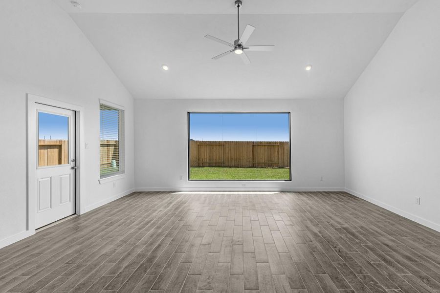 Spacious, unfurnished interior of a new home in Huntington Place, Rosharon (Image 22).