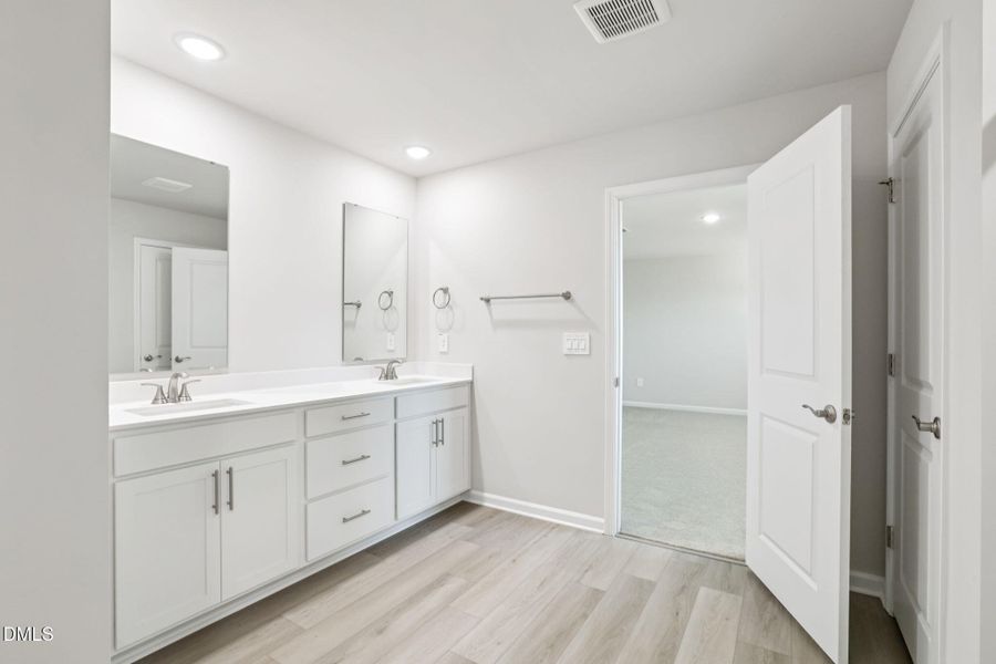 25-web-or-mls-Raleigh- River Glen-38 Hof