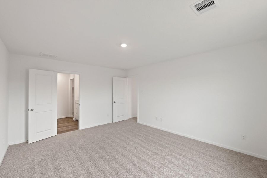 Spacious, unfurnished interior of a new home in Silverthorne, Conroe (Image 15).