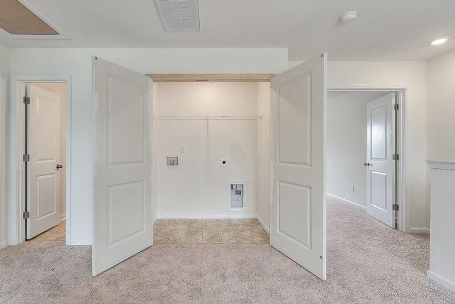 Spacious, unfurnished interior of a new home in Parker's Preserve, Ridgeville (Image 8).