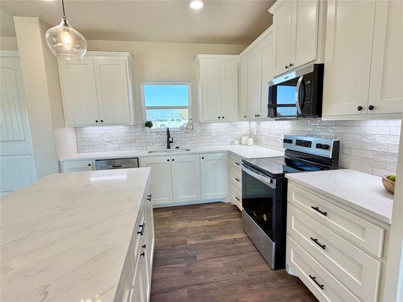 Furnished interior view inside a new home in , Weatherford (Image 10).