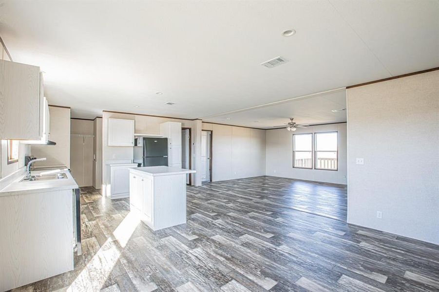 Spacious, unfurnished interior of a new home in , Bellevue (Image 10).