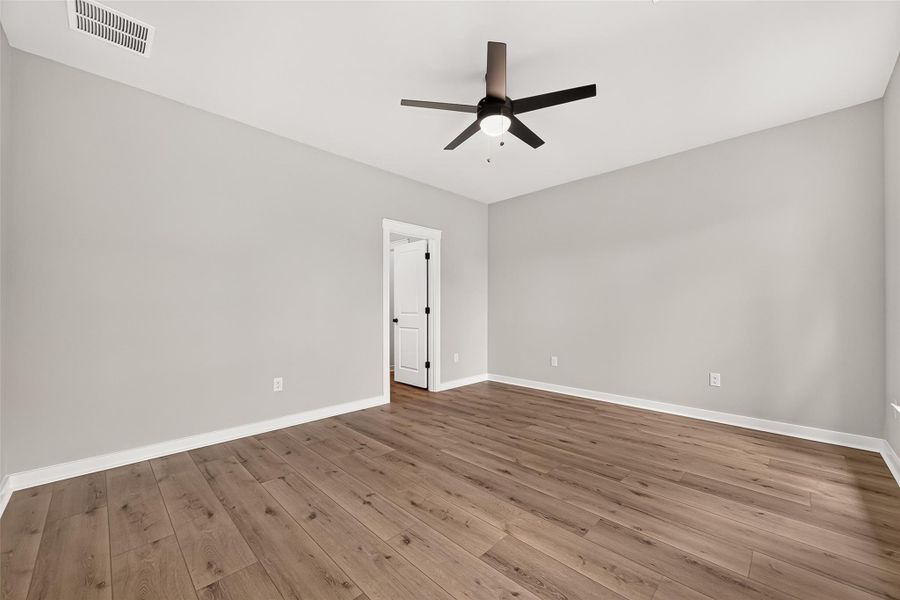 Spacious, unfurnished interior of a new home in Two Step Farm, Montgomery (Image 37).