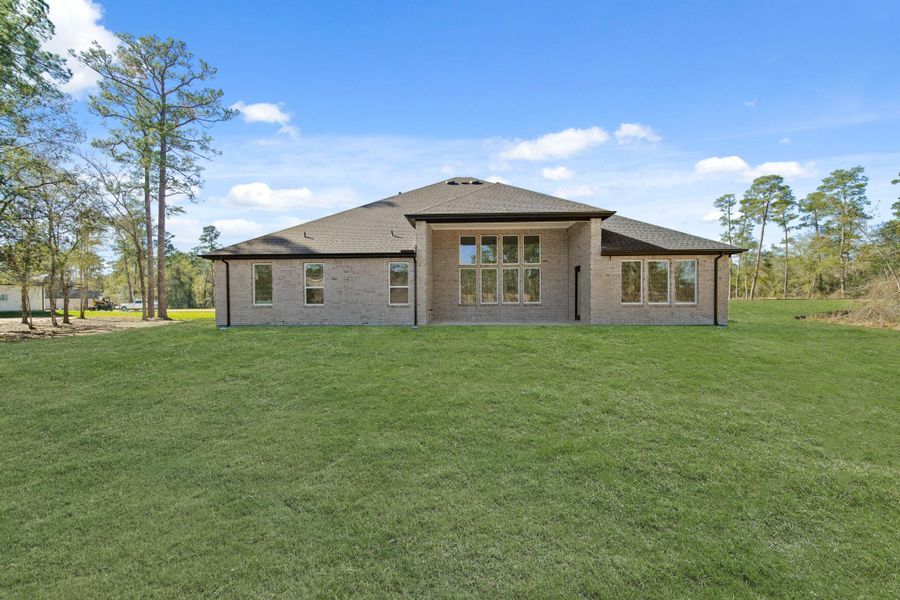 Exterior details and patio area of a home in Butlers Bend Estates, Pinehurst (Image 21).