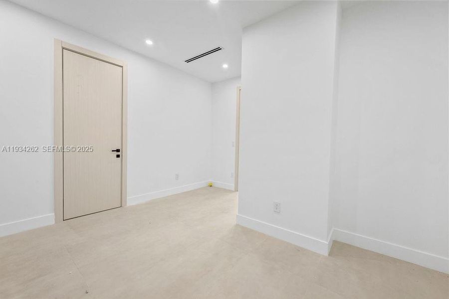 Spacious, unfurnished interior of a new home in , Fort Lauderdale (Image 37).