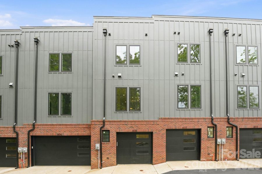 Condo located in Charlotte, NC showcasing its design and architecture (Image 4). Condo located in Charlotte, NC showcasing its design and architecture (Image 4).