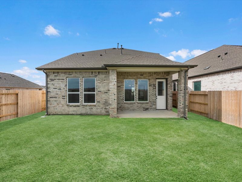 Exterior details and patio area of a home in Wildrye, Waller (Image 4).