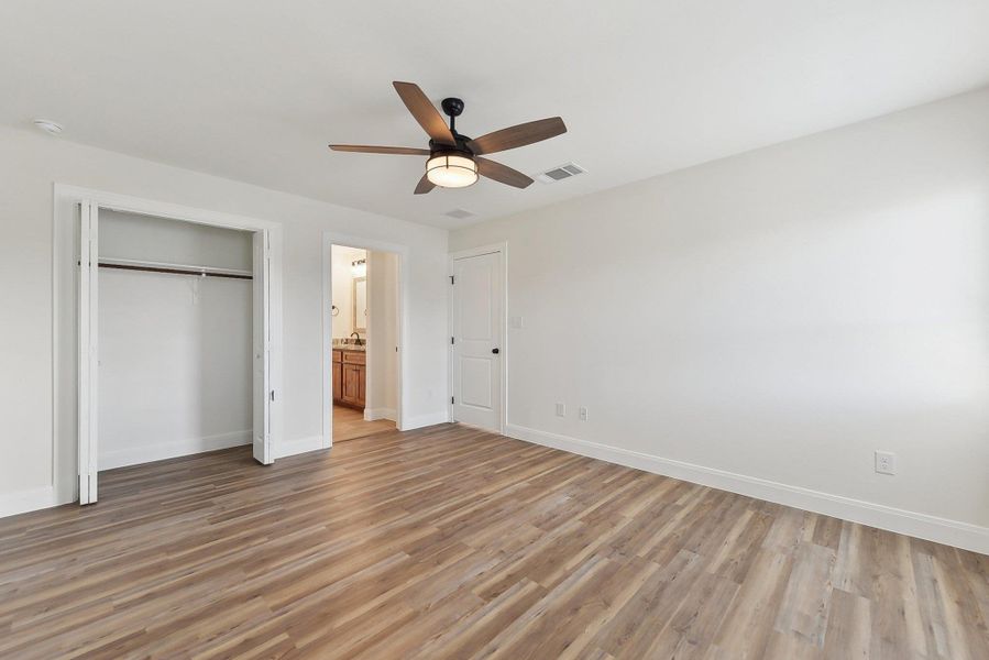 Bedroom 3 shares a Jack 'n Jill Bathroom Bedroom 3 shares a Jack 'n Jill Bathroom