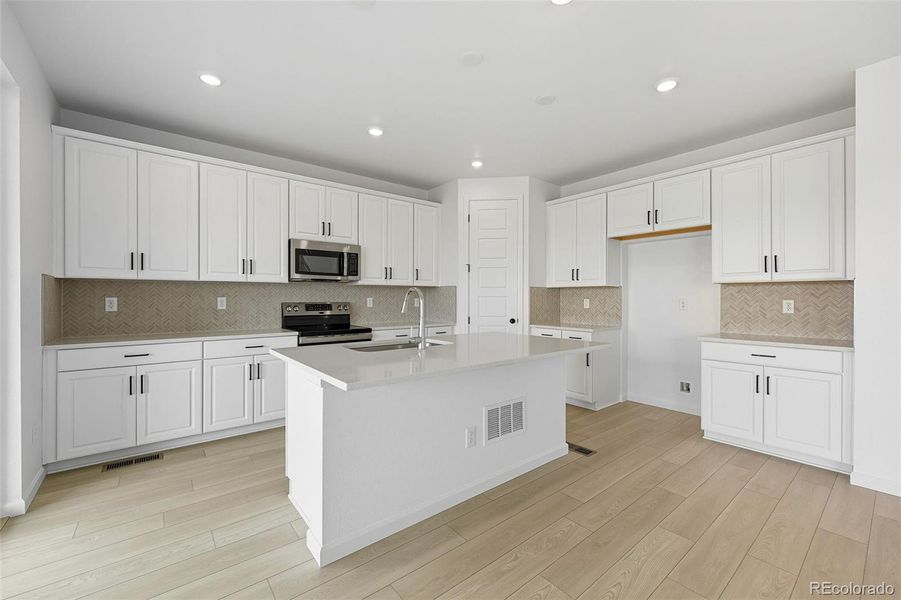 8828 Whiteclover ~ Ready Now