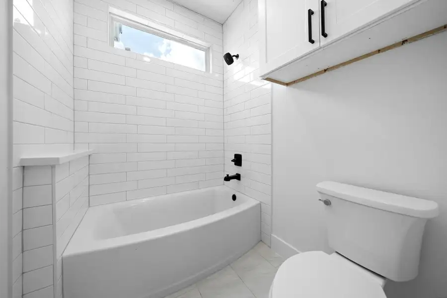 Secondary full bathroom. Secondary full bathroom.