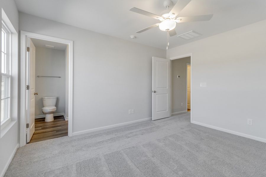 Spacious, unfurnished interior of a new home in Astoria, Columbia (Image 23).