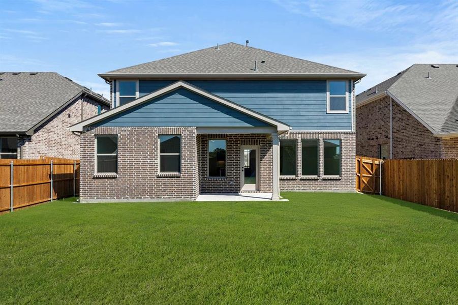 Exterior details and patio area of a home in Meadow Park, Melissa (Image 16).
