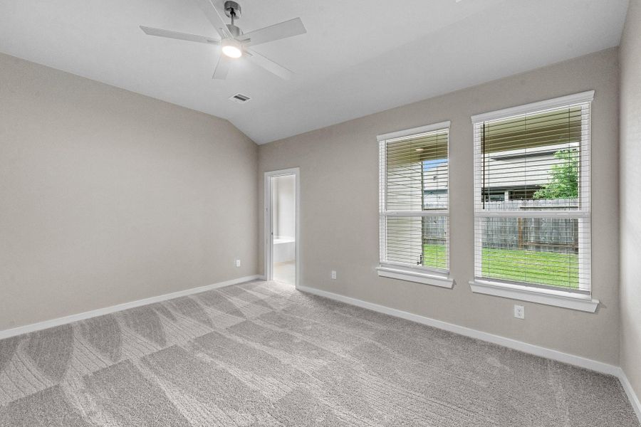 Spacious, unfurnished interior of a new home in Barton Creek Ranch, Conroe (Image 18).