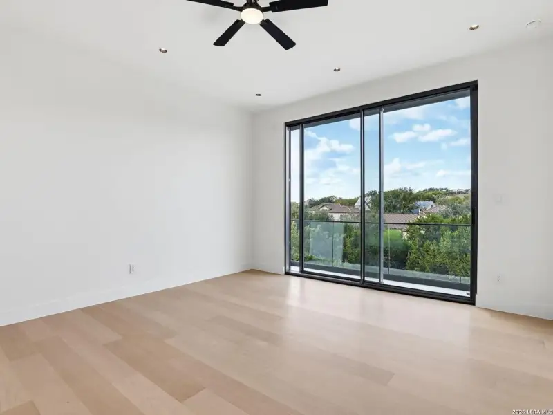 Spacious, unfurnished interior of a new home in , San Antonio (Image 24).