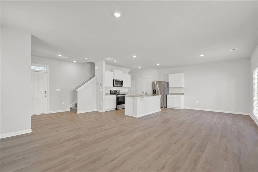 Spacious, unfurnished interior of a new home in , Jasper (Image 18).