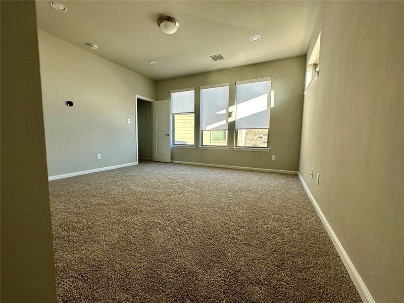 Spacious, unfurnished interior of a new home in Sienna, Missouri City (Image 22).