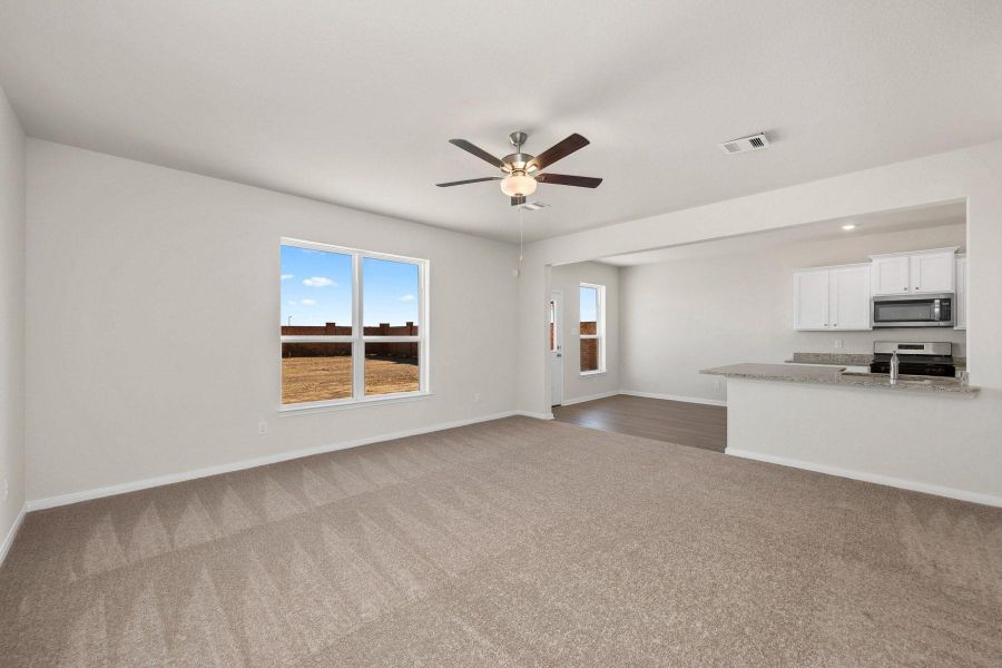 Spacious, unfurnished interior of a new home in Lago Mar, Texas City (Image 6).